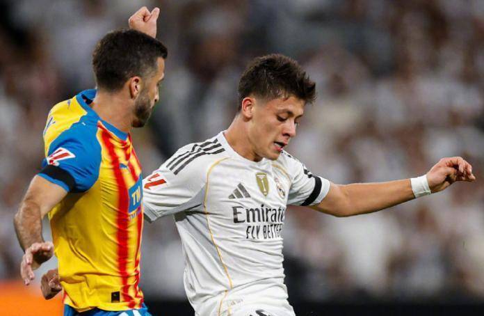 4-0完胜，巴萨落后西甲榜首8分！皇马6连胜领跑，足坛第一人狂轰235球